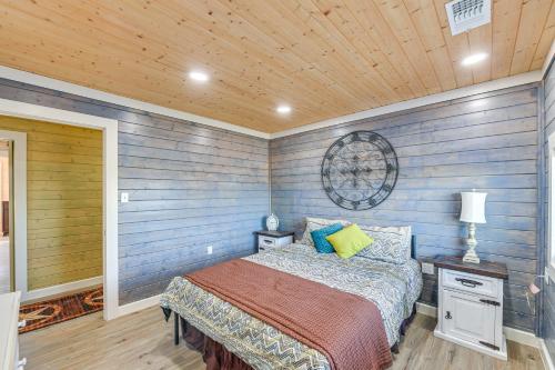 um quarto com uma cama e um tecto de madeira em Charming Vacation Home 4 Mi to Whitney Lake! em Whitney