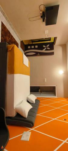 Zimmer mit einem Bett mit Kissen auf dem Boden in der Unterkunft Silver Oak stay in Yercaud