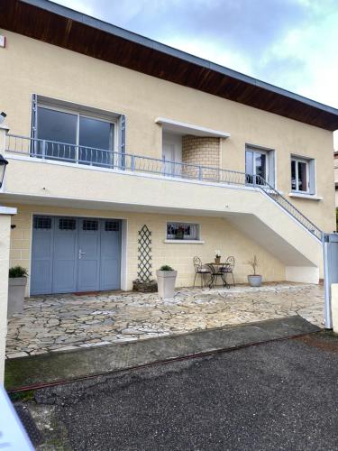 Cette maison dispose d'un balcon et d'une terrasse. dans l'établissement Chambre privée dans maison + petit déjeuner offert, à Saint-Priest