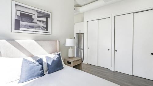 biała sypialnia z łóżkiem i białymi szafkami w obiekcie Landing - Modern Apartment with Amazing Amenities (ID5790X40) w mieście Birmingham