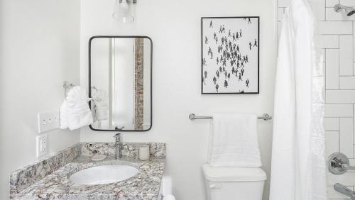 W białej łazience znajduje się umywalka i lustro. w obiekcie Landing - Modern Apartment with Amazing Amenities (ID5790X40) w mieście Birmingham