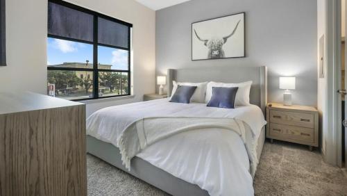 sypialnia z dużym łóżkiem i oknem w obiekcie Landing - Modern Apartment with Amazing Amenities (ID1414) w mieście Houston