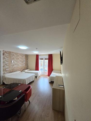 Una cama o camas en una habitación de Gavilanes 2 TOLEDO