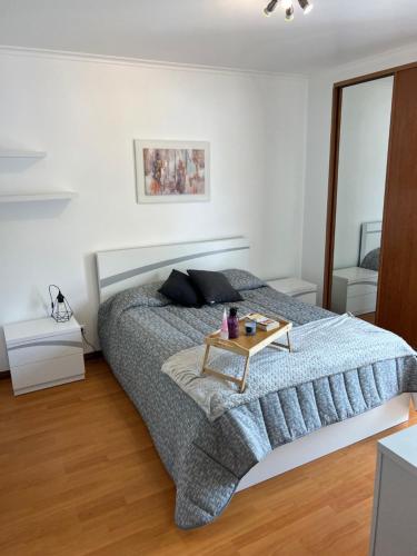 Un dormitorio con una cama con una mesa encima. en Populo Beach Villa, en Livramento