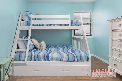 um beliche branco num quarto para crianças em Sea Breeze 305 em Gulf Shores