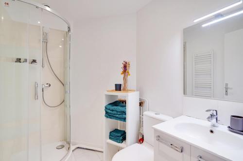 une salle de bain avec une douche, des toilettes et un lavabo dans l'établissement Parisian Charm Porte Maillot, à Paris