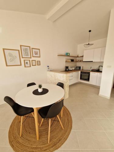 een keuken met een tafel en stoelen in een kamer bij Apartment Lea in Ližnjan