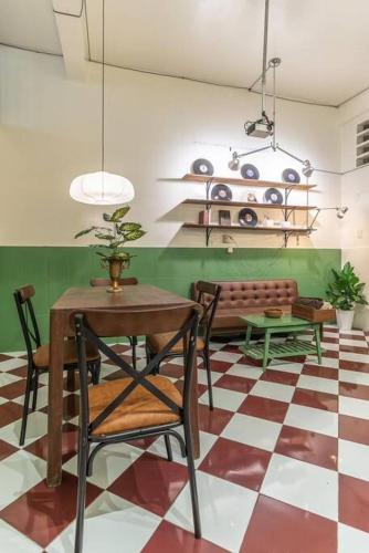 comedor con mesa y banco en Stay&Chill H.4 - Vintage Flat near Ben Thanh, en Ho Chi Minh