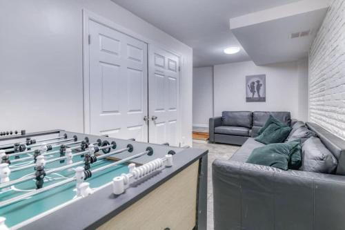 ein Wohnzimmer mit einem großen Billardtisch und einem Sofa in der Unterkunft TWO Modern Apartment Minutes to NYC in Jersey City