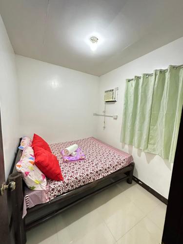 Säng eller sängar i ett rum på 2 Bedrooms 50 sqm fully furnished in Brgy Suizo Tarlac with WIFI