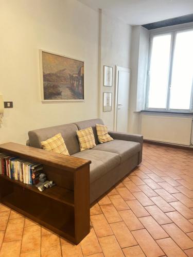 a living room with a couch and a book shelf at CASA ALBY in Rapallo