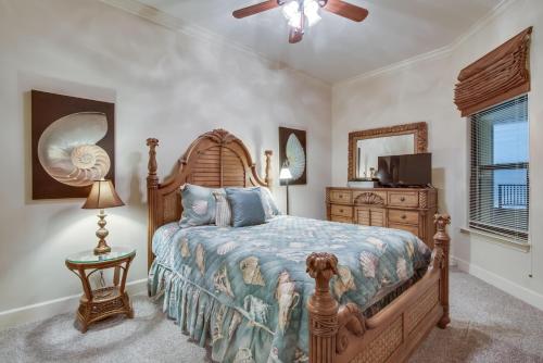 sypialnia z łóżkiem, komodą i telewizorem w obiekcie Phoenix West 1103 w mieście Orange Beach