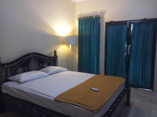 מיטה או מיטות בחדר ב-Bebaloeng Masbagik Guesthouse
