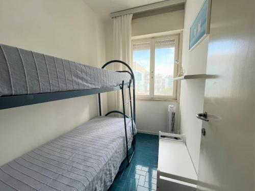 a bunk bed in a room with a window at Villa Ninfea in Grado
