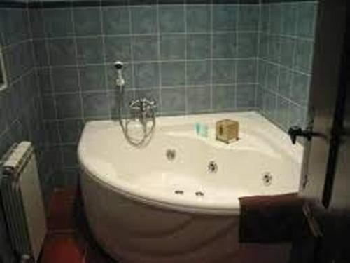 y baño con bañera y lavamanos. en Cincosombreros, en Gallegos de San Vicente
