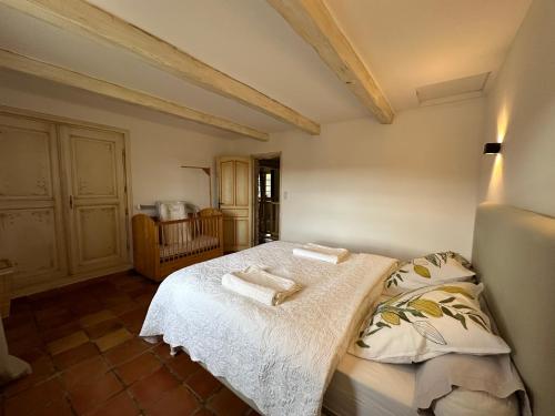 ein Schlafzimmer mit einem Bett mit zwei Handtüchern darauf in der Unterkunft La Meynardière in Saint-Pierre-de-Vassols
