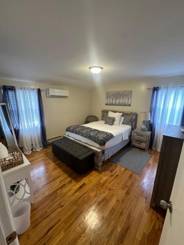 Chic modern bedroom 5 mins from JFK 객실 침대