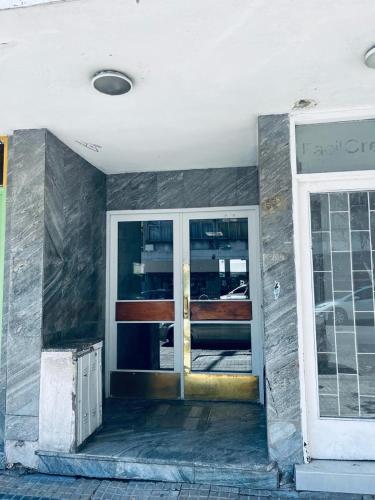 Dpto centrico في لا بلاتا: واجهة مبنى مع باب زجاجي