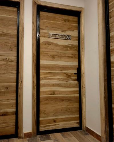 a wooden door with a sign on it at Cálida Habitación privada a 20 mt del parque in Salento