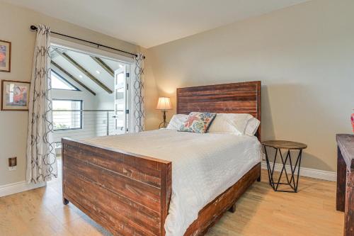 Postel nebo postele na pokoji v ubytování Newly Remodeled Lakefront Granbury Escape with Dock!