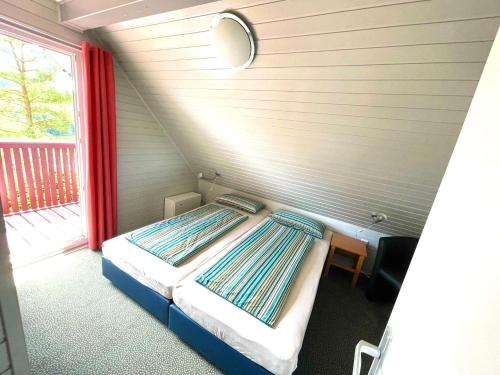 een kleine kamer met een bed en een raam bij Ferienhaus-Heike-Dein-Urlaub-mit-Panoramablick in Kirchheim