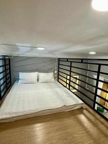 1 dormitorio con 1 cama grande en una habitación en Stay&Chill S.6 - Tranquil home in Saigon's heart, en Ho Chi Minh