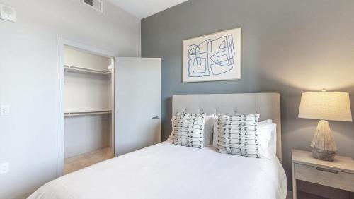 Posteľ alebo postele v izbe v ubytovaní Landing - Modern Apartment with Amazing Amenities (ID2703X30)