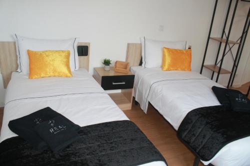 Ένα ή περισσότερα κρεβάτια σε δωμάτιο στο Real Guest House