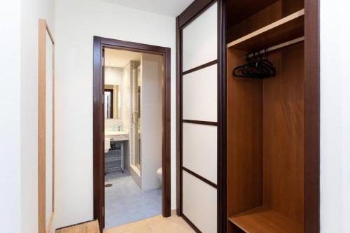 a door leading into a bathroom with a mirror at Alquilaencanarias El Palm Mar in Palm-mar