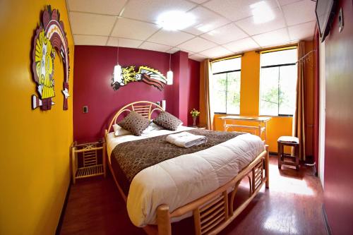 - une chambre avec un grand lit dans l'établissement Wifala Thematic Hotel Boutique, à Cusco