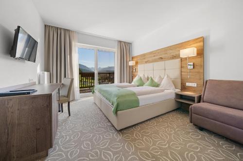 um quarto de hotel com uma cama e uma televisão em Landhotel Berger em Eben im Pongau