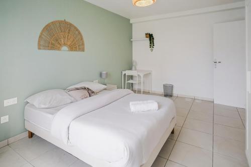 Katil atau katil-katil dalam bilik di Chic friendly and spacious house