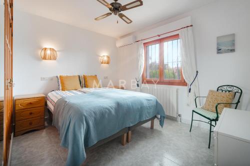 1 dormitorio con 1 cama y ventilador de techo en Ca El Camino, en Casas Abiar
