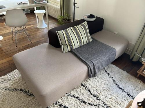 - un canapé installé sur un tapis dans le salon dans l'établissement A haven of peace in Pigalle, à Paris