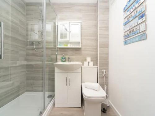 ein Bad mit einem WC, einem Waschbecken und einer Dusche in der Unterkunft Pass the Keys Spacious Wembley Apartment with Free Parking in London