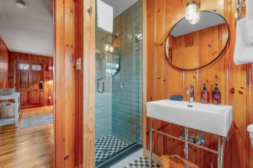 une salle de bain avec un lavabo et une douche dans l'établissement 14 Manning Road Dennis Port - Sea Cottage, à Dennis Port