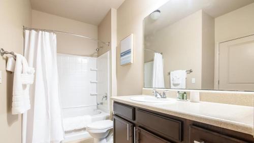 y baño con lavabo, aseo y bañera. en Landing Modern Apartment with Amazing Amenities (ID7805X76), en Huntsville