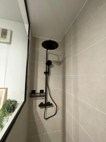 y baño con ducha y espejo. en Luxury flat with parking space, en Châtillon