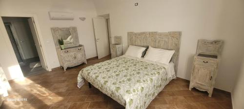 sypialnia z łóżkiem, 2 komodami i lustrem w obiekcie Il giardino di Marianna w mieście Novi Ligure
