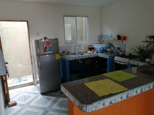 uma cozinha com um frigorífico e uma bancada em Rest House Vista al Mar em Puerto López
