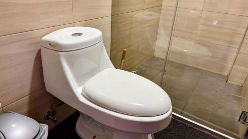 a bathroom with a toilet and a shower at Edificio Tofino in Quito
