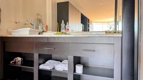 a bathroom with a sink and a mirror at Edificio Tofino in Quito