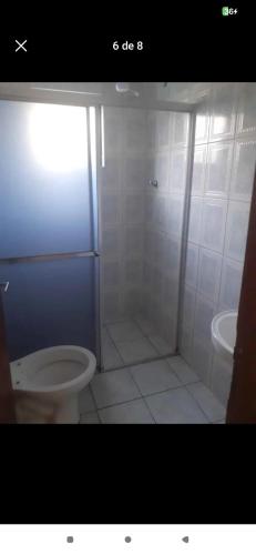 ein Bad mit einem WC und einem Waschbecken in der Unterkunft KM kitnets in Votorantim