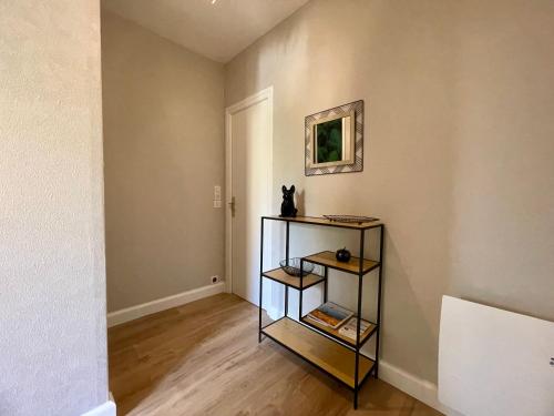 a room with a shelf with a picture on the wall at Le P’tit B - Quartier Saint-Michel/Centre Ville in Saint-Brieuc