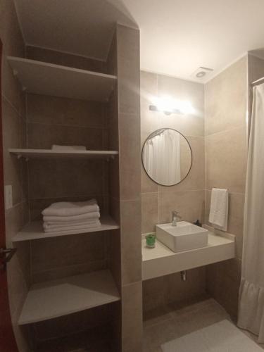 W łazience znajduje się umywalka i lustro. w obiekcie La Vasca w mieście Manuel B. Gonnet