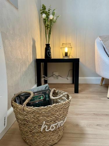 a basket on the floor next to a table at Le P’tit B - Quartier Saint-Michel/Centre Ville in Saint-Brieuc