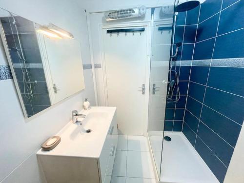 een witte badkamer met een wastafel en een douche bij Studio Portissol in Sanary-sur-Mer