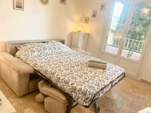 - un lit dans une chambre avec un oreiller dans l'établissement Studio Portissol, à Sanary-sur-Mer