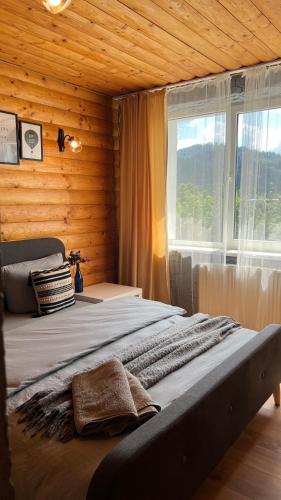 un grand lit dans une chambre avec une fenêtre dans l'établissement Садиба Рокса, à Slavsko