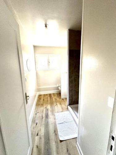 an empty room with a hallway with a mirror at Cosy appartement centre Cusset in Cusset